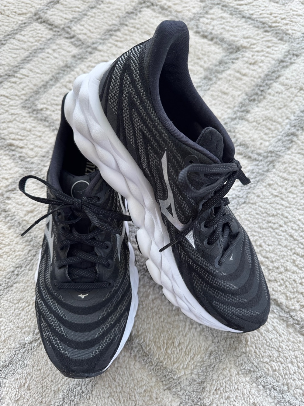 Mizuno Wave Sky 8 Max Cushion Running Shoes Black Metallic Grey Size 9 women